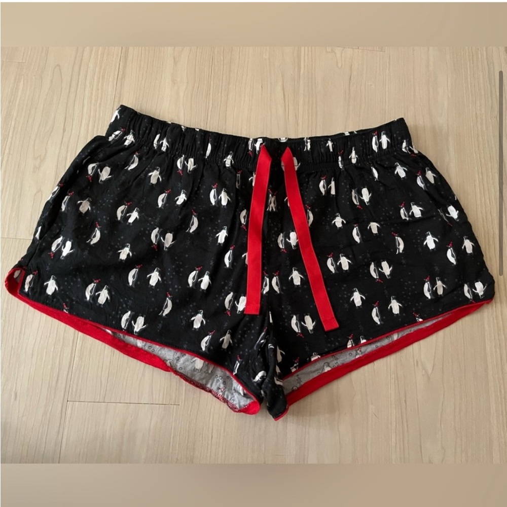 Victoria's Secret Vintage NWT
Flannel Black & Red Penguin Shorts  Size S 🐧